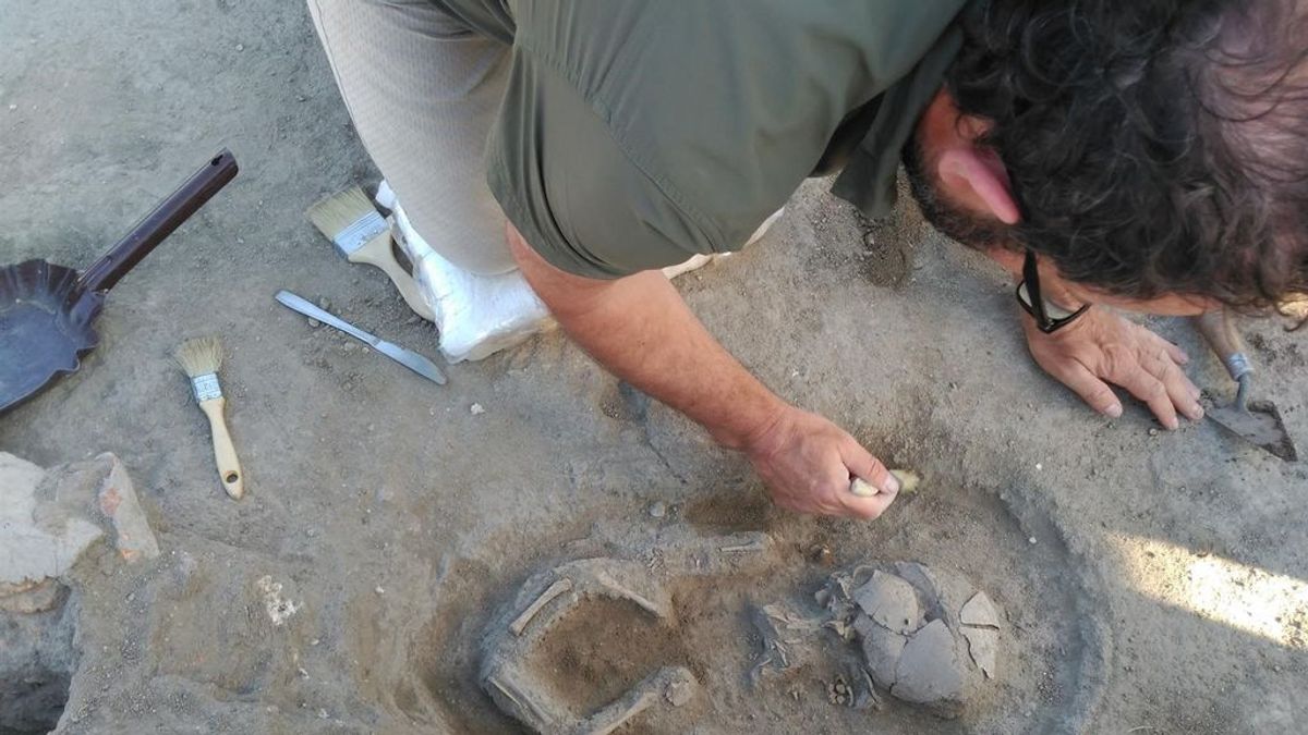Hallan el esqueleto de un niño de la época romana en Matabuey