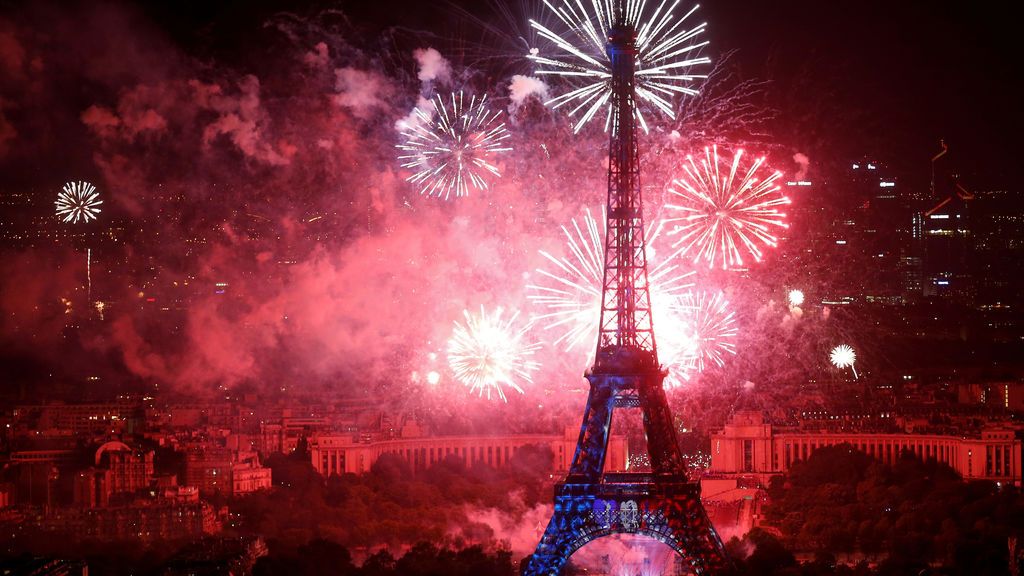 Fuegos artificiales para cerrar la jornada del día nacional en Francia