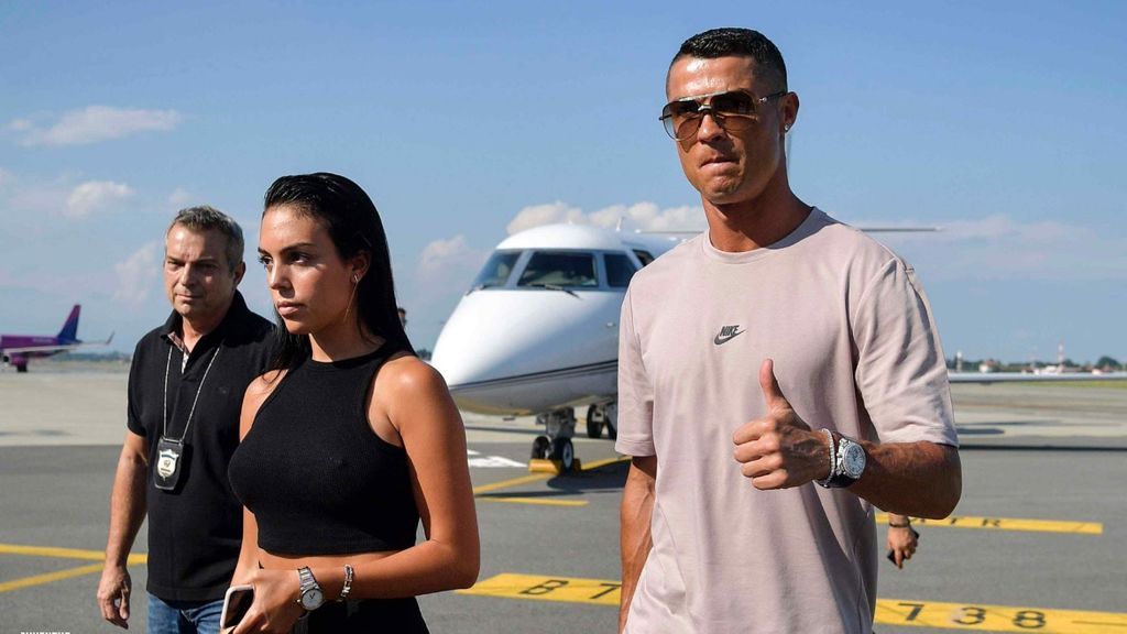 Cristiano Ronaldo aterriza en Turín, un día antes de su presentación con la Juventus Cristiano Ronaldo aterriza en Turín, un día antes de su presentación con la Juventus