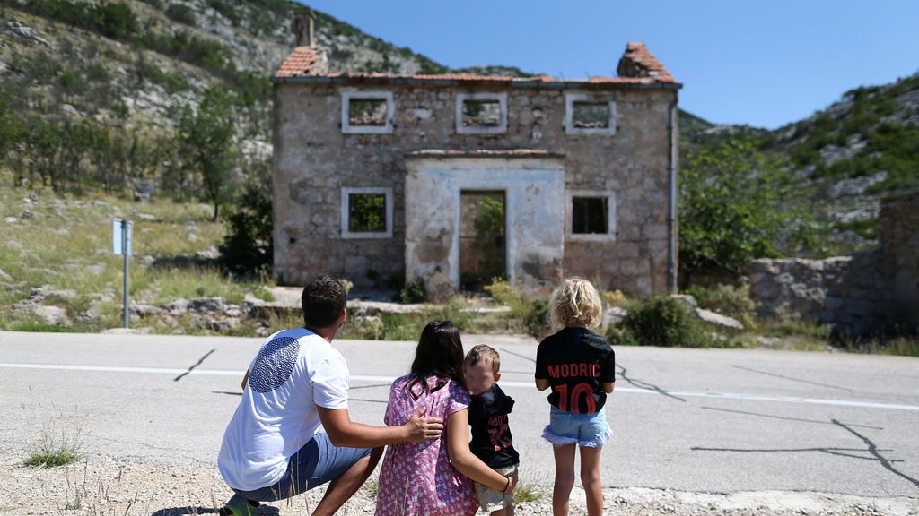 Hinchas croatas peregrinan a la antigua y humilde casa de Modric