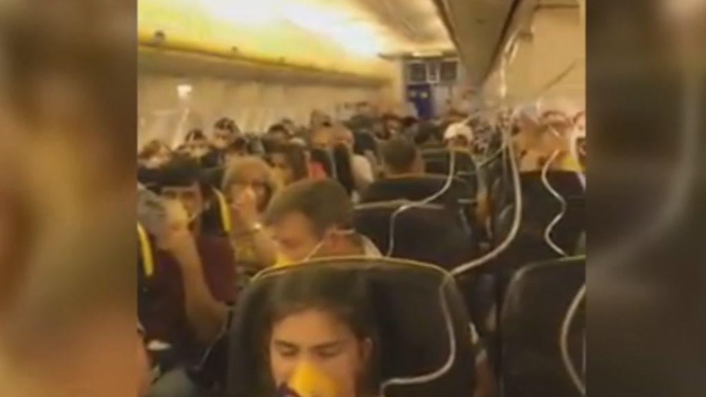 Miedo en un vuelo de Ryanair durante el aterrizaje de emergencia por la pérdida de presión