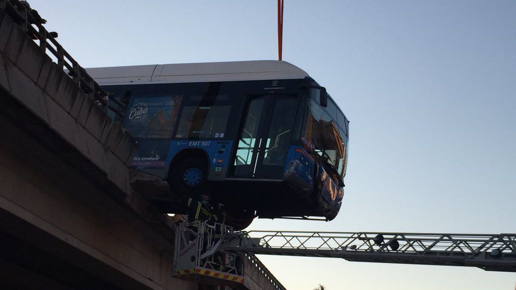 Un autobús sin pasajeros queda suspendido en un puente de Madrid camino del Mad Cool