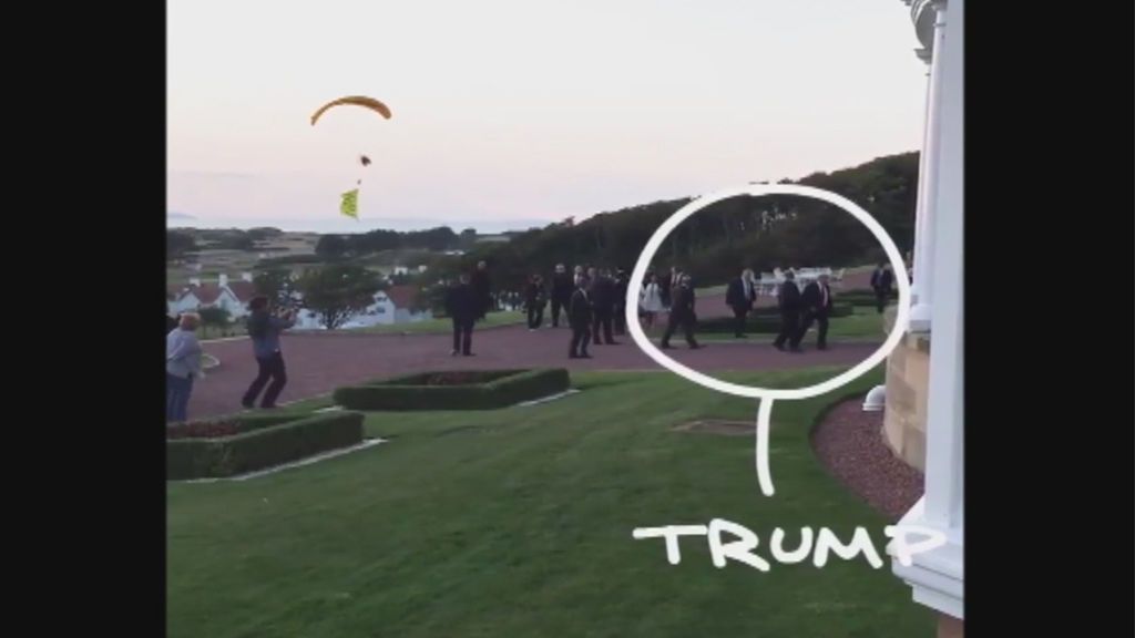 Burla la seguridad de Trump en Escocia y sobrevuela en parapente su campo de golf