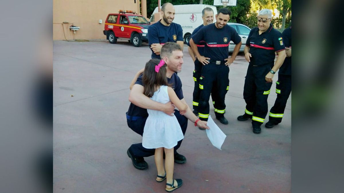 La niña malagueña agradece a los bomberos su rescate de una octava planta