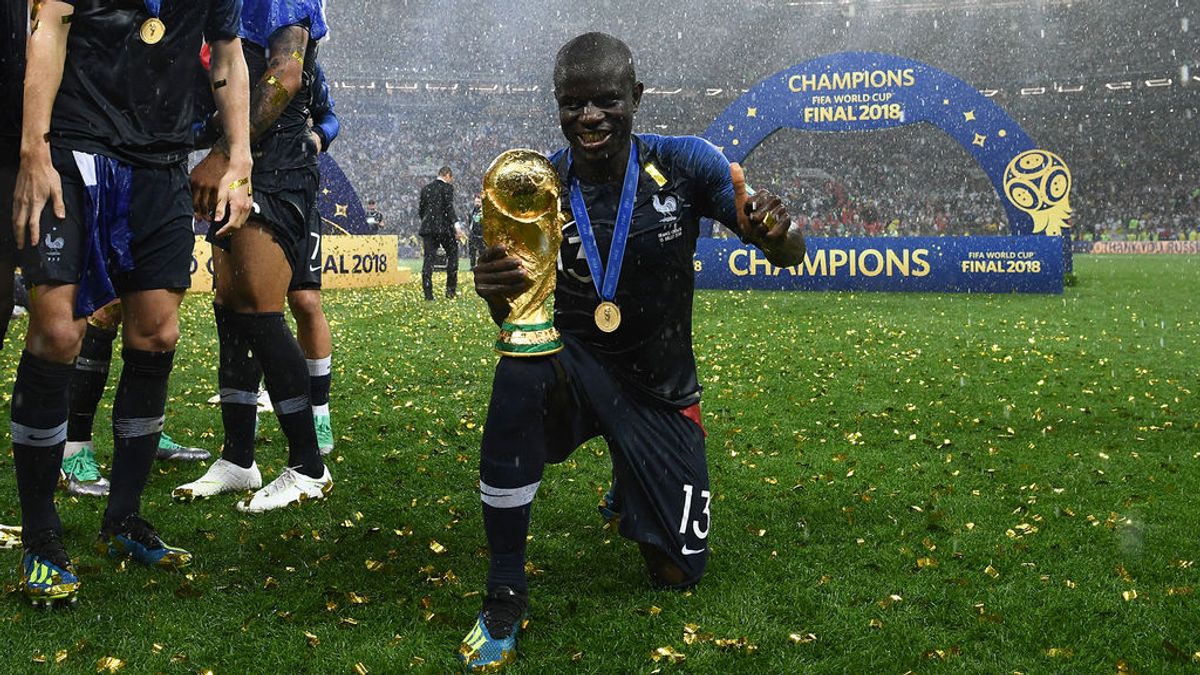 N'Zonzi pide la copa a sus compañeros para que un tímido Kanté pueda celebrar el Mundial de Rusia
