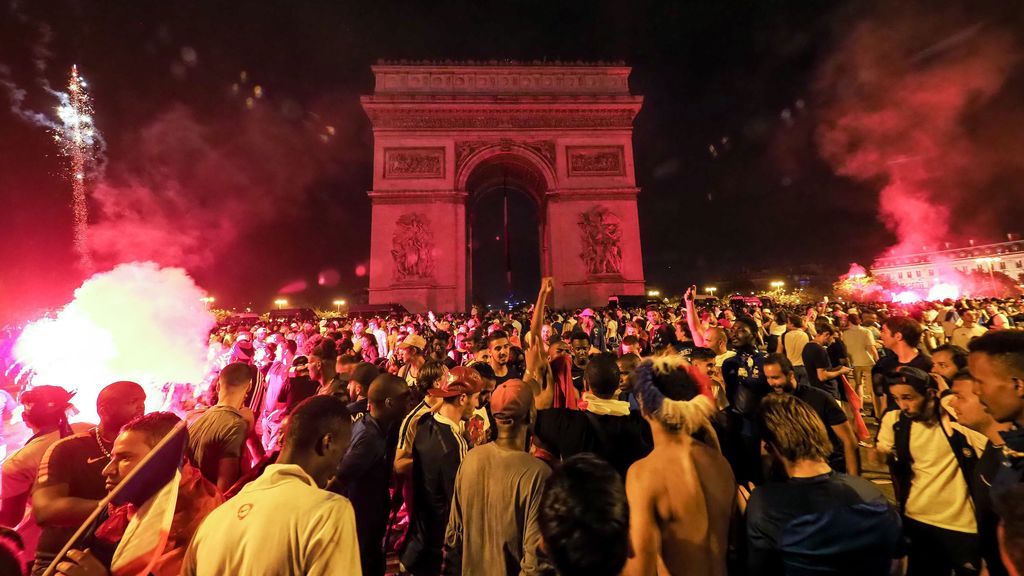 Dos fallecidos y dos niños muy graves, tras un atropello en la celebración del Mundial de Francia Dos fallecidos y dos niños muy graves, tras un atropello en la celebración del Mundial de Francia