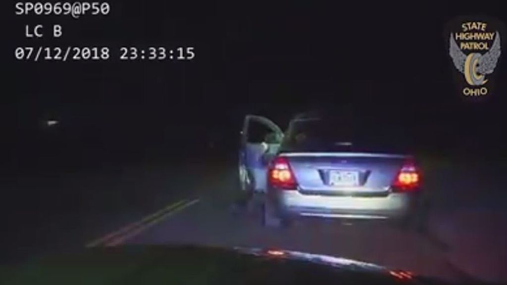 Un hombre arrastra con su coche a un policía cuando intentaba huir