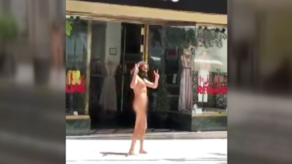 Un empresario se pasea desnudo por Granada para luchar por la paz del mundo