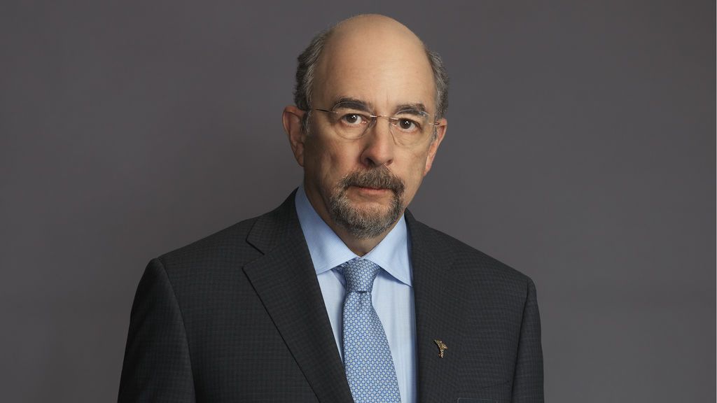 Richard Schiff es Aaron Glassman.