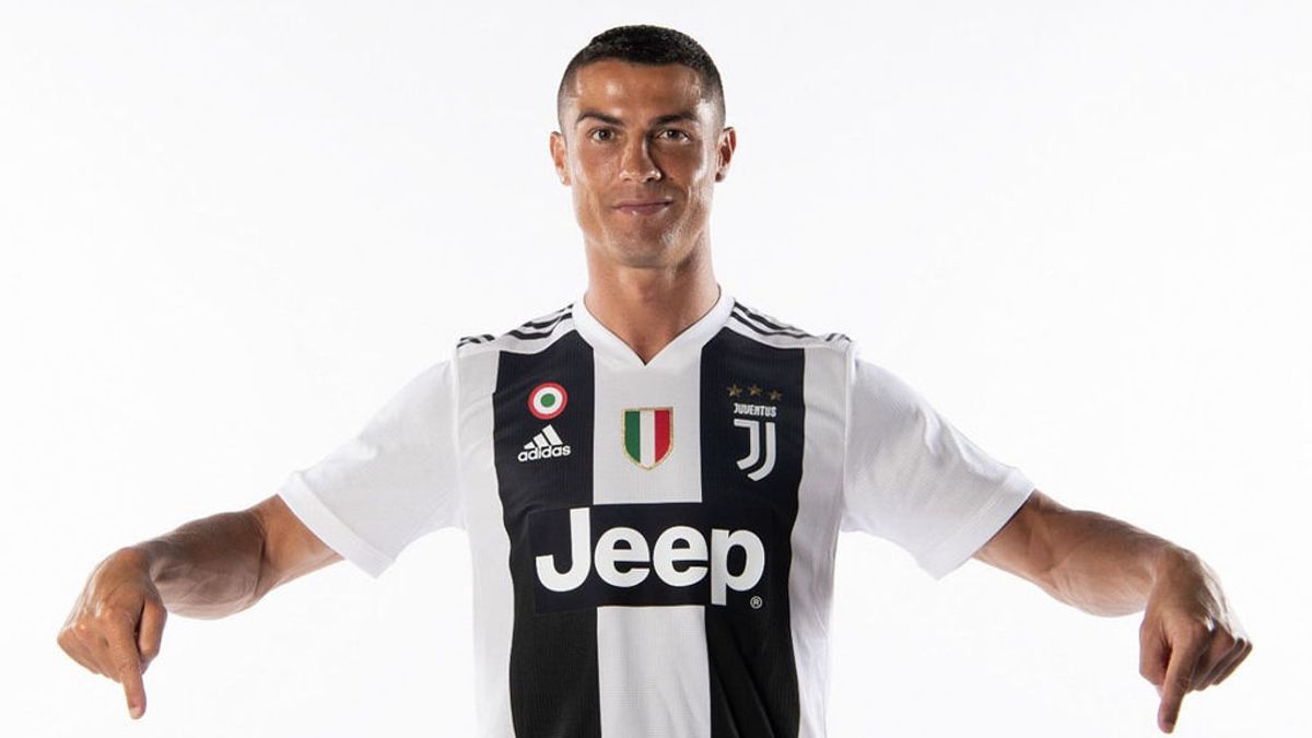 Cristiano Ronaldo se enfunda la camiseta de la Juventus