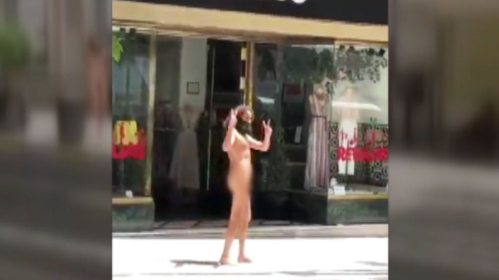 Pasea desnudo por las calles de Granada como particular forma de luchar por la paz del mundo