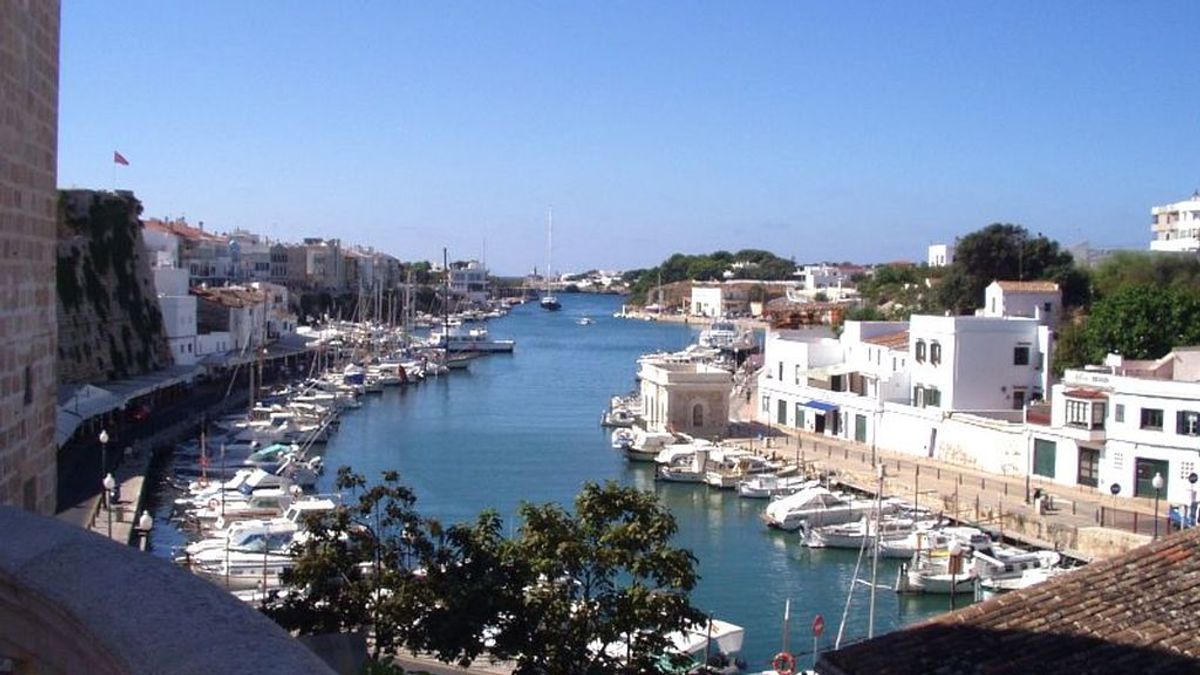 Menorca en aviso amarillo: una rissaga de 1,5 metros mantiene en alerta a la población