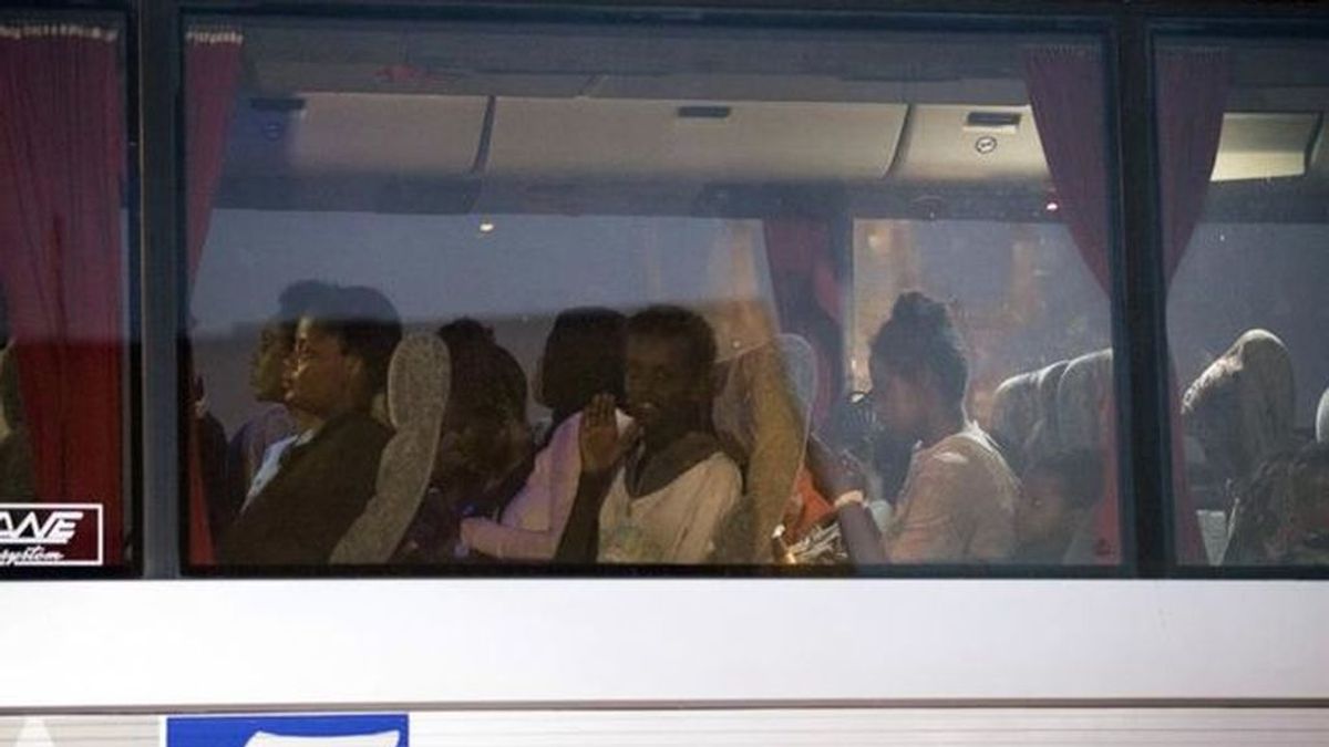 Italia permite el desembarco de 450 migrantes en Sicilia tras acordar su reparto