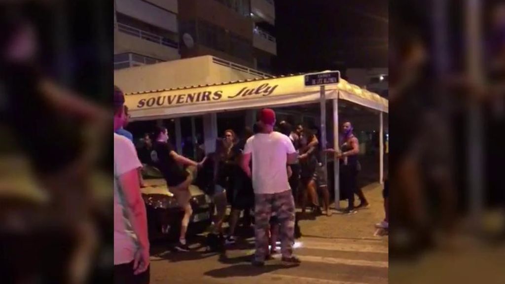 La paliza multitudinaria a dos policías de Ibiza por multar a una turista