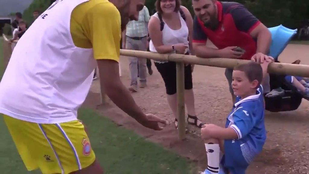 Va al entrenamiento del Espanyol con unos calcetines de pandas y Borja Iglesias tiene un bonito detalle con el pequeño