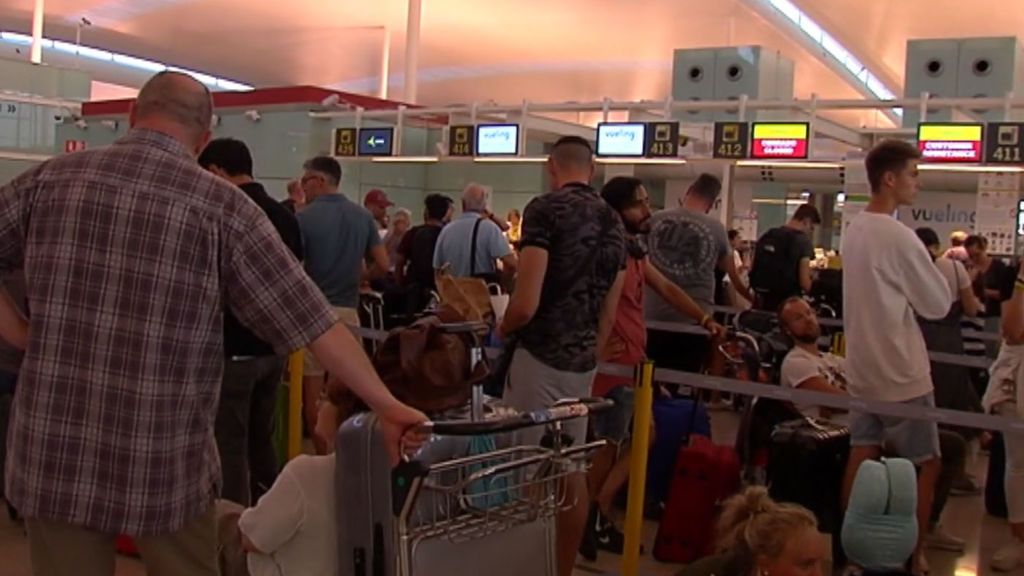 Los viajeros viven la pesadilla de los retrasos en el aeropuerto de El Prat