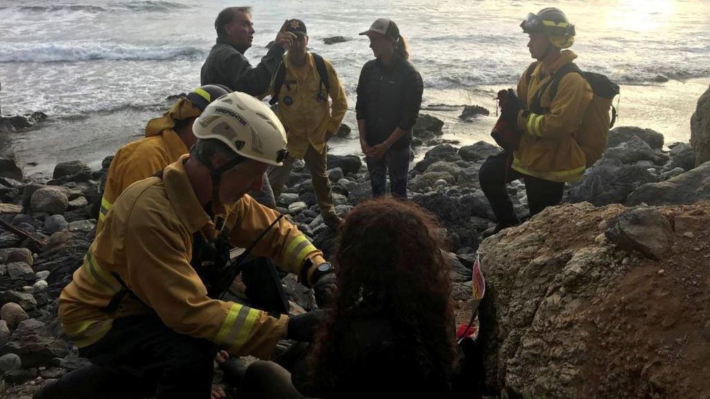 Rescatan a una joven siete días después de caer por un acantilado en California.