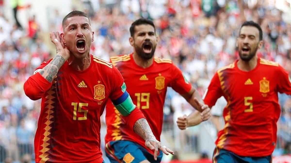 Sergio Ramos, Diego Costa y Sergio Busquets celebran el gol de la selección española ante Rusia en el partido de octavos de final del mundial el 1 de julio de 2018.