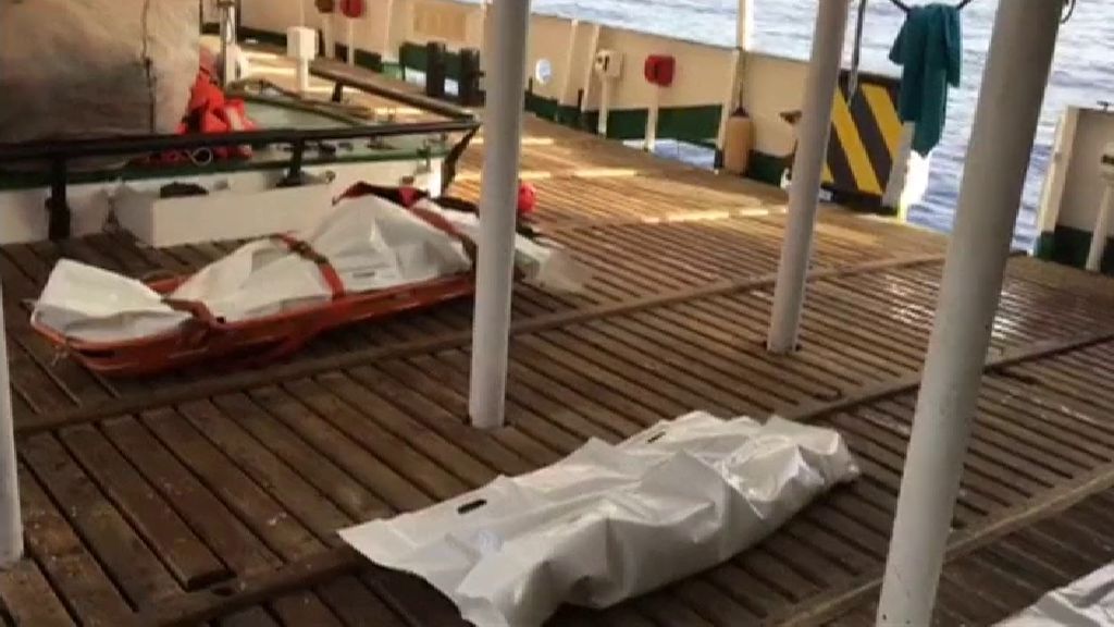 Los cadáveres de una mujer y un niño migrantes han sido encontrados frente a las costas de Libia