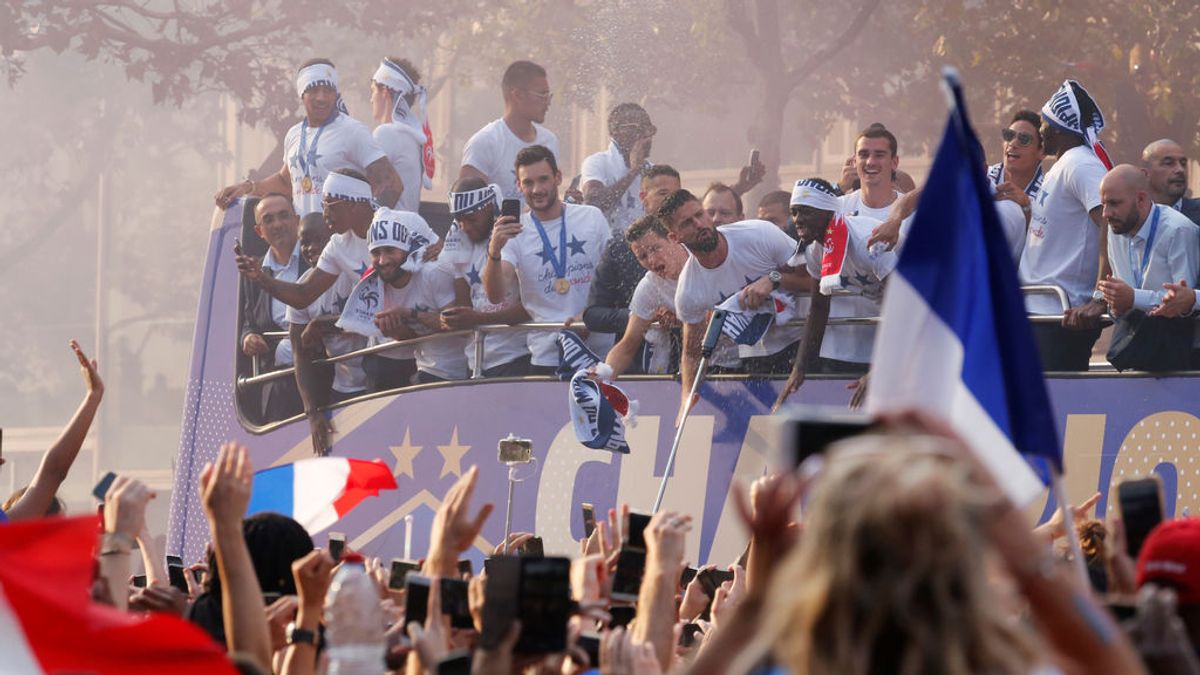 ¡Así no! Un hincha francés en plena celebración del Mundial de Rusia le pide matrimonio a su novia y ella se niega