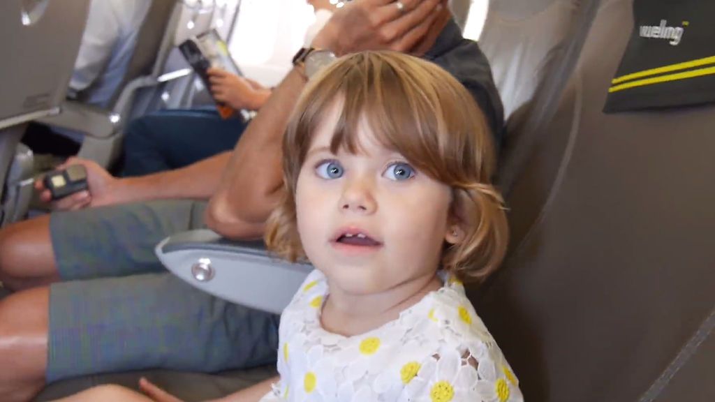 ¡No te pierdas la adorable reacción de Valeria al montar por primera vez en avión!