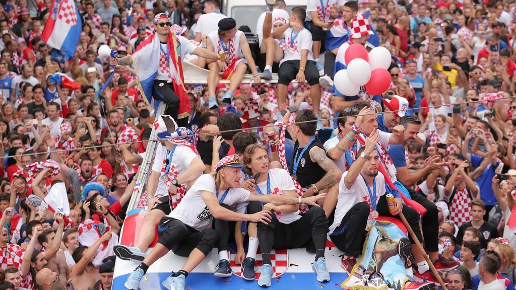¡Locura en Zagreb! Los jugadores celebran su segundo puesto en el Mundial durante siete horas con los aficioanados