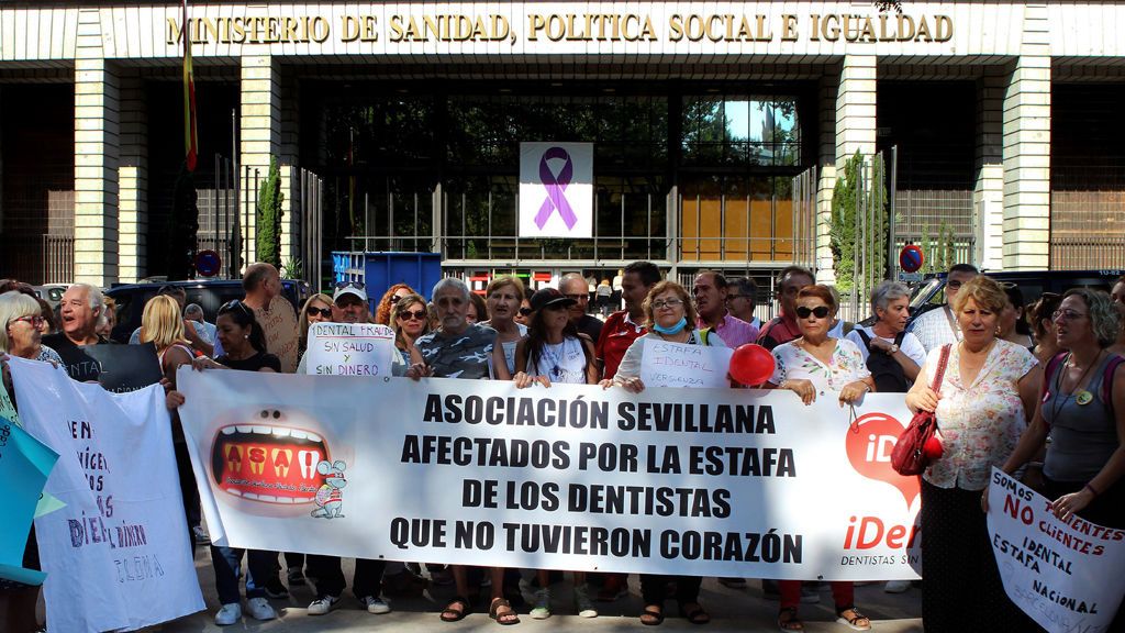 Centenares de afectados por la estafa de iDental protestan ante el Ministerio de Sanidad