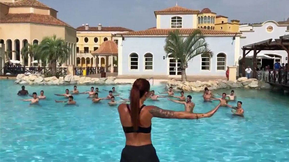 El Sevilla hace 'AquaGym' con el himno del Arrebato y los huéspedes de su hotel alucinan