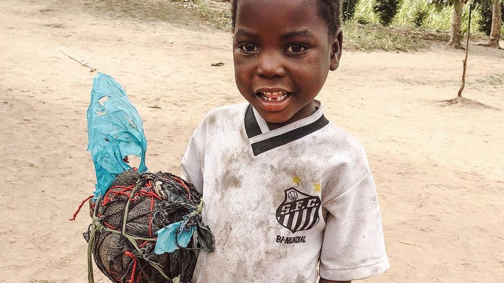 Con su pelota de trapo y una camiseta del Santos: Juan, de 6 años, conmueve al mundo y el club lanza una campaña para ayudarle