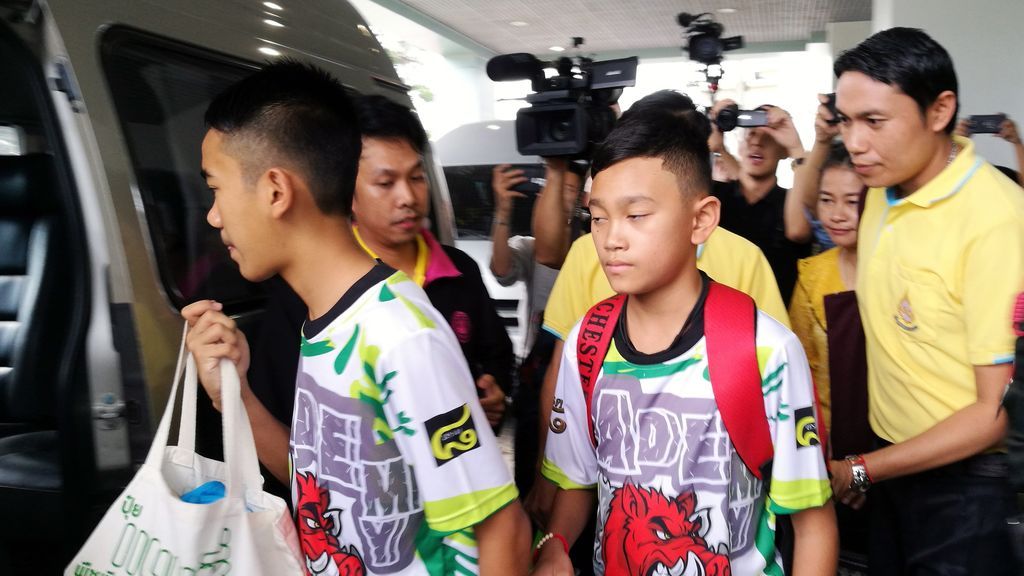 Los 12 niños rescatados de una cueva en Tailandia dejan el hospital