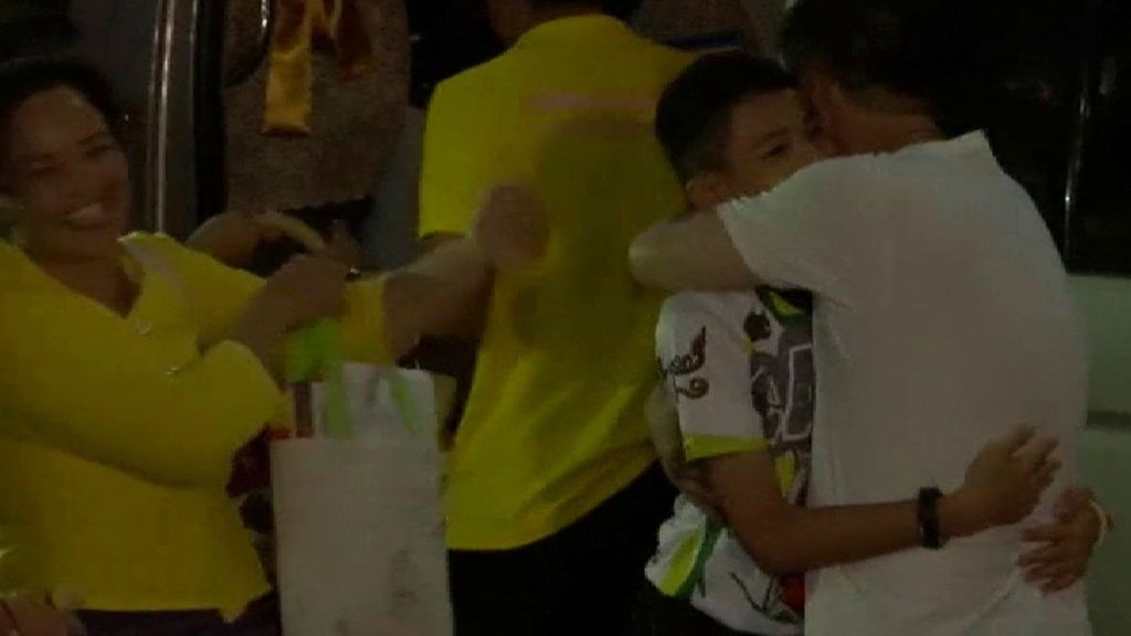 Emocionado primer abrazo de los niños de la cueva de Tailandia con sus padres