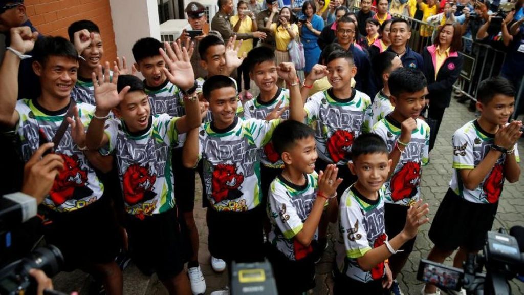 Los niños de la cueva de Tailandia aparecen por primera vez en público tras salir del hospital: "Bebíamos agua de las estalactitas"