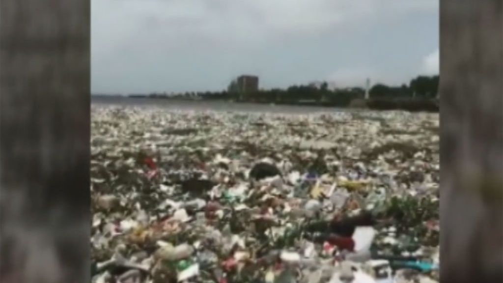 Toneladas de basura y plásticos llenan el malecón de Santo Domingo