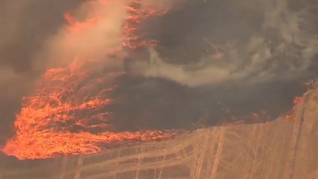 Un muerto y decenas de evacuados en un enorme incendio en Oregón