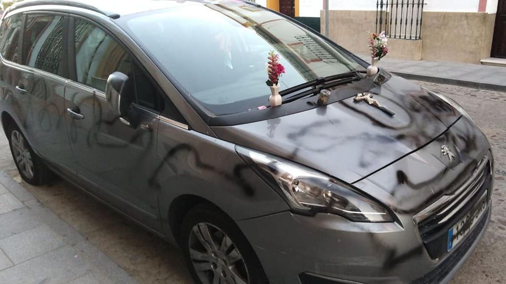 Amenaza a su exmujer colocando en su coche dos flores y un crucifijo