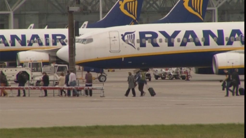 La huelga de los tripulantes de cabina de Ryanair obliga a cancelar 400 vuelos en España