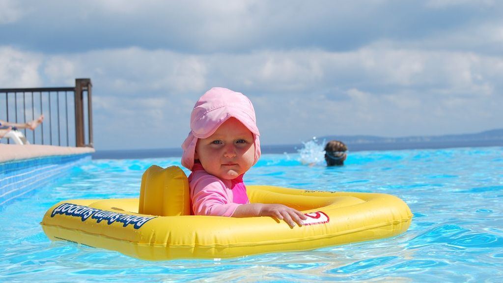 niños piscina