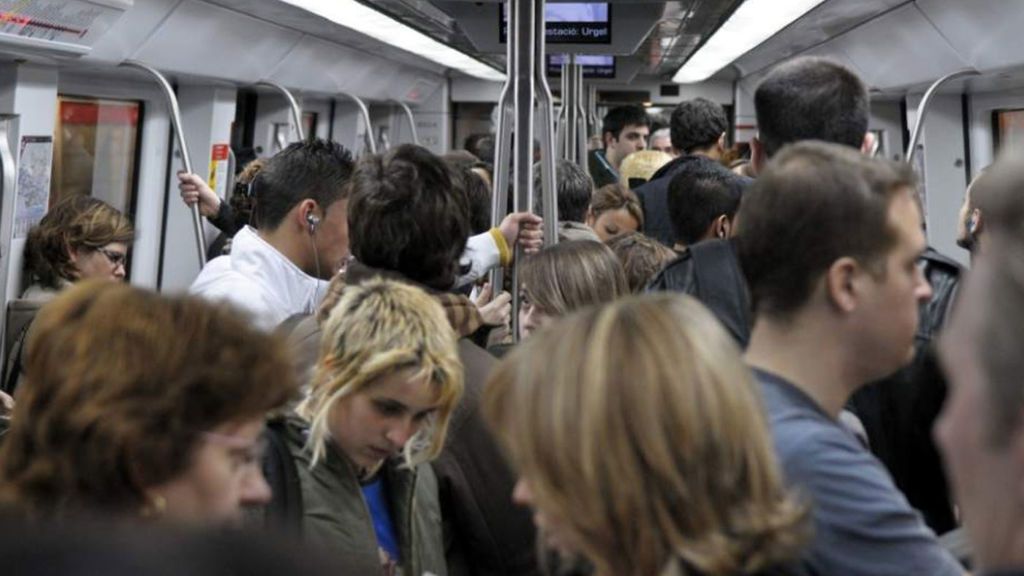 Los carteristas aprovechan la avalancha de turistas para hacer su agosto en el metro de Barcelona