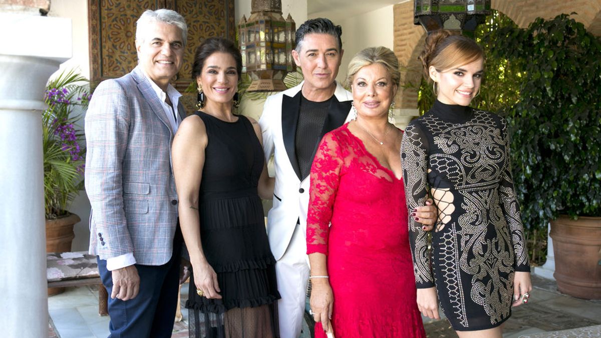 Agustín Bravo, Raquel Bollo,  Ángel Garó, Olivia Valère y Melody, concursantes de 'Ven a cenar conmigo: summer edition'.