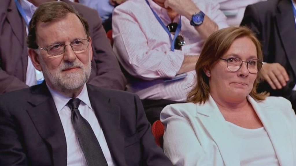 El emocionante gesto de Ana Pastor con Viri, esposa de Rajoy, en el Congreso del PP