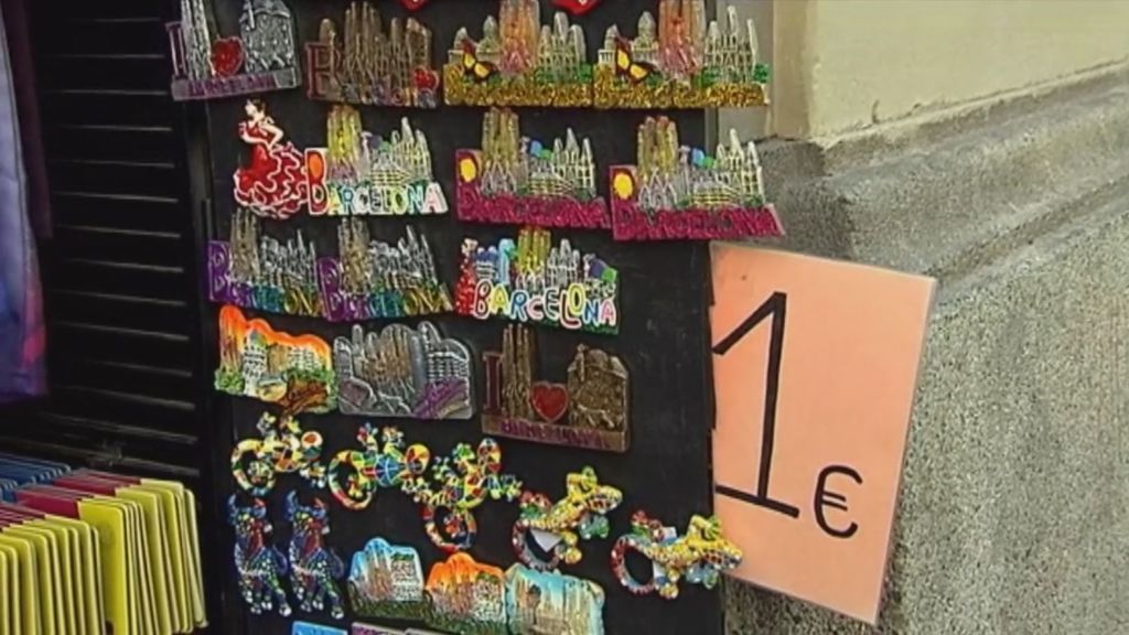 Barcelona limita la apertura de tiendas de 'souvenirs' en los lugares más turísticos