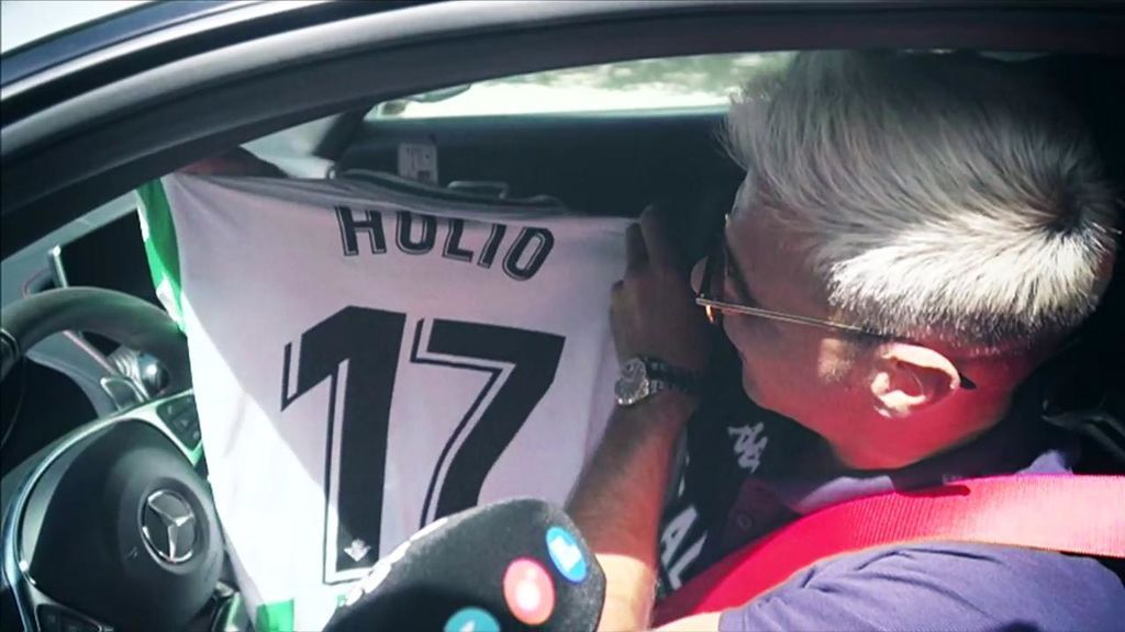 Deportes Cuatro cumple el sueño de Joaquín: La camiseta del Betis con ‘Hulio’ ya es toda suya