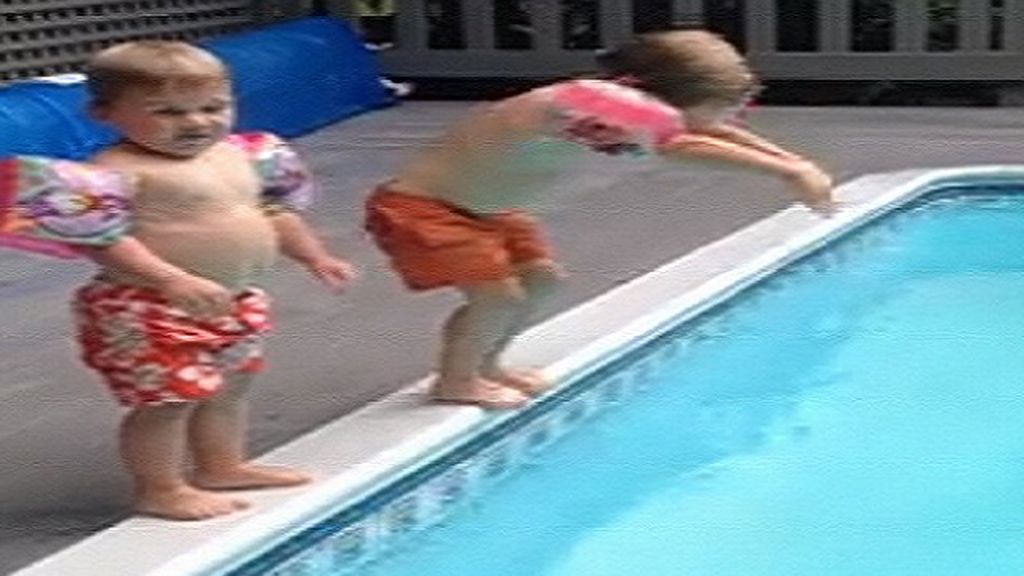 El divertido intento de un niño al tirarse de cabeza en la piscina