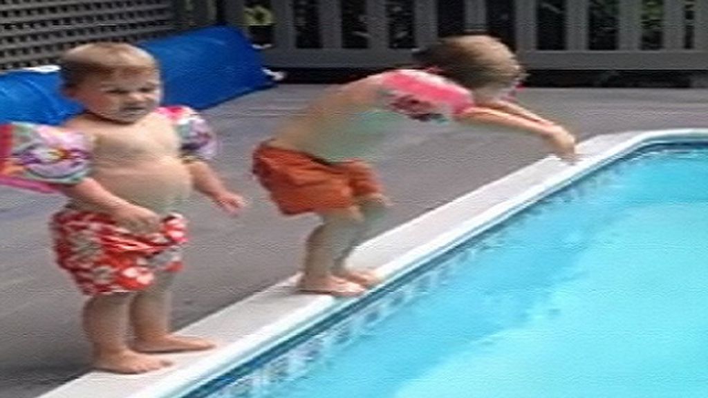 Un niño intenta tirarse de cabeza en la piscina y el resultado es de lo más divertido