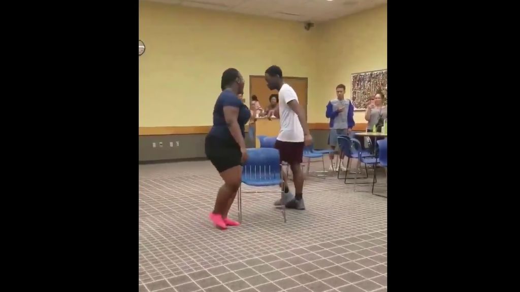 La disputada y viral pelea de dos jóvenes para ganar en el juego de las sillas