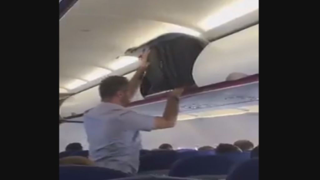Los tercos y fallidos intentos de un pasajero por guardar su maleta en el avión