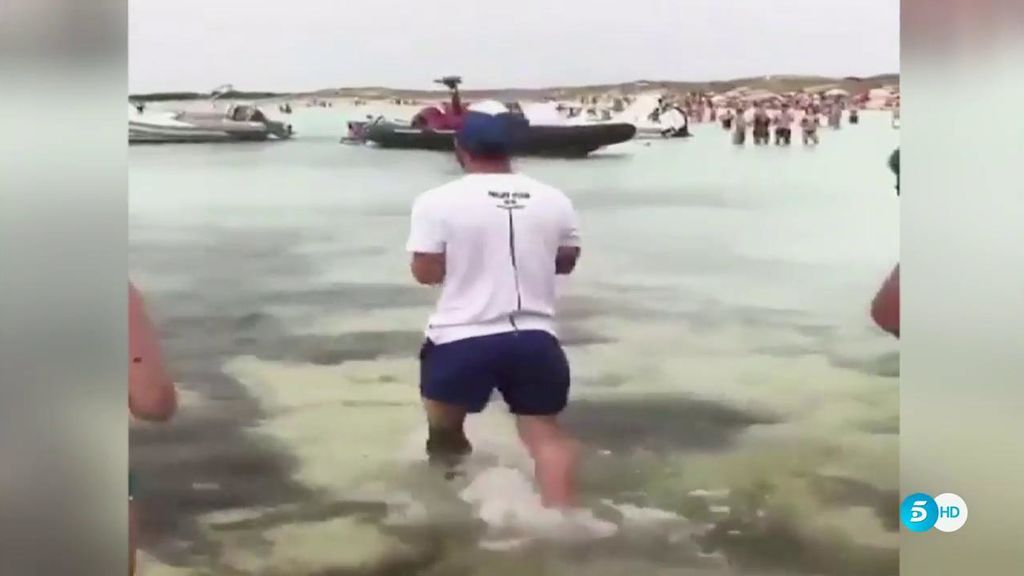 Messi, acorralado por los turistas en la playa