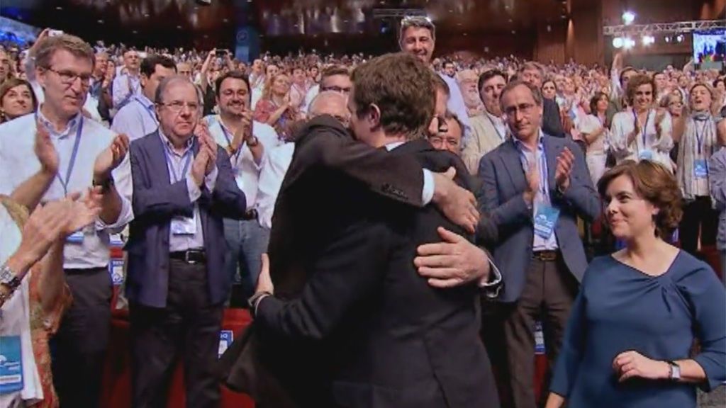 El abrazo de Rajoy a Casado tras conocer los resultados de las primarias del PP