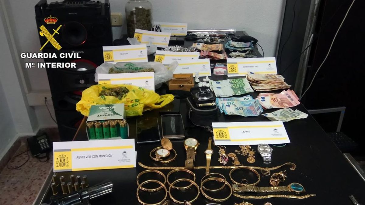 Cae un clan familiar de narcotraficantes en el Mar Menor con 6 detenidos, entre ellos un menor Cae un clan familiar de narcotraficantes en el Mar Menor con 6 detenidos, entre ellos un menor