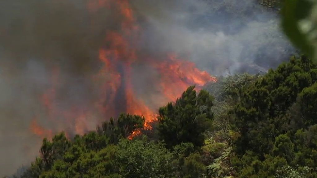 Un gran incendio obliga a desalojar a unas 500 personas en Ceuta